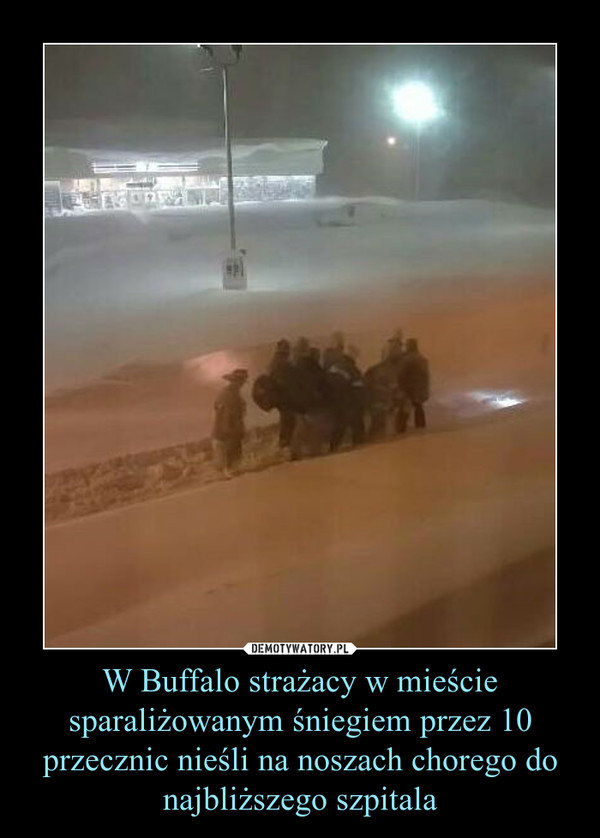 W Buffalo strażacy w mieście sparaliżowanym śniegiem przez 10 przecznic nieśli na noszach chorego do najbliższego szpitala –  
