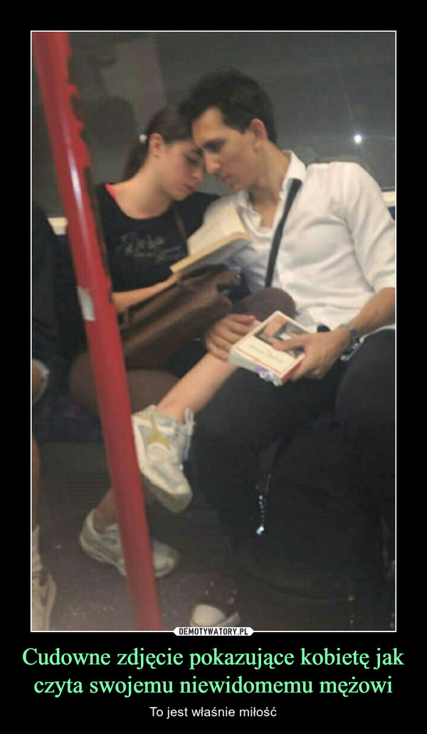 Cudowne zdjęcie pokazujące kobietę jak czyta swojemu niewidomemu mężowi – To jest właśnie miłość 
