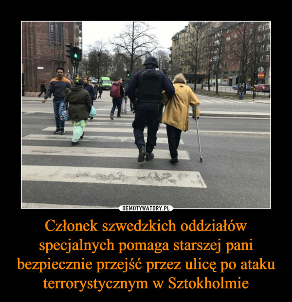 Członek szwedzkich oddziałów specjalnych pomaga starszej pani bezpiecznie przejść przez ulicę po ataku terrorystycznym w Sztokholmie –  