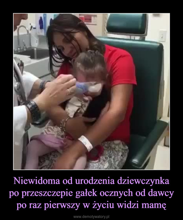Niewidoma od urodzenia dziewczynka po przeszczepie gałek ocznych od dawcy po raz pierwszy w życiu widzi mamę –  