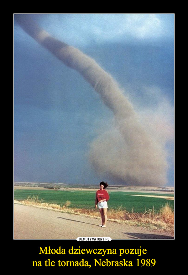 Młoda dziewczyna pozuje 
na tle tornada, Nebraska 1989