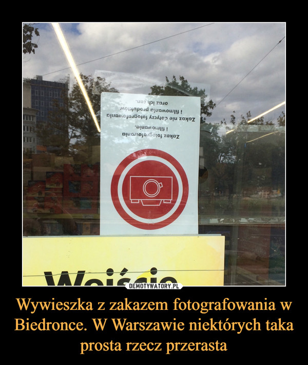 Wywieszka z zakazem fotografowania w Biedronce. W Warszawie niektórych taka prosta rzecz przerasta –  