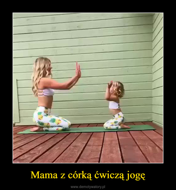 Mama z córką ćwiczą jogę –  