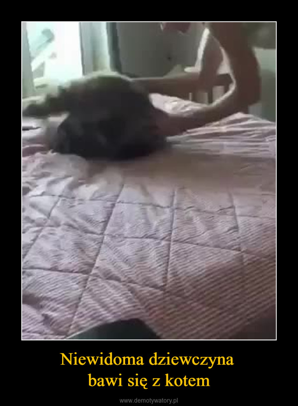Niewidoma dziewczyna bawi się z kotem –  