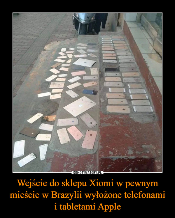 Wejście do sklepu Xiomi w pewnym mieście w Brazylii wyłożone telefonami i tabletami Apple –  
