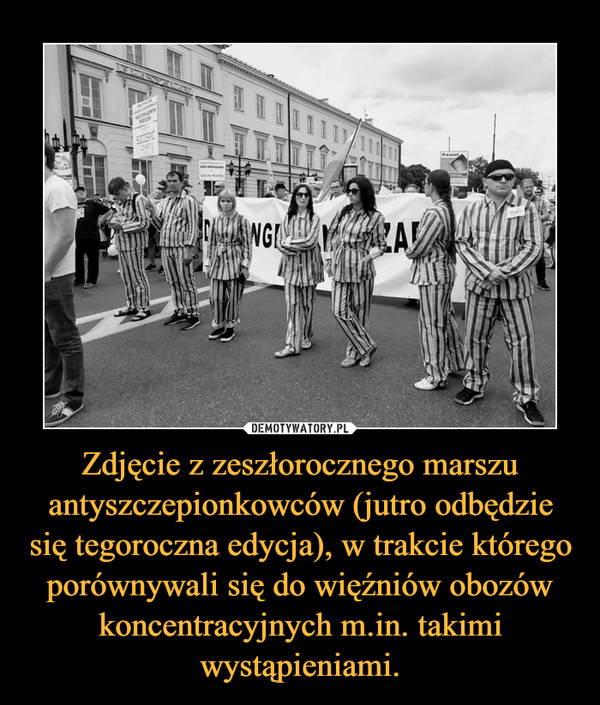 Zdjęcie z zeszłorocznego marszu antyszczepionkowców (jutro odbędzie się tegoroczna edycja), w trakcie którego porównywali się do więźniów obozów koncentracyjnych m.in. takimi wystąpieniami. –  
