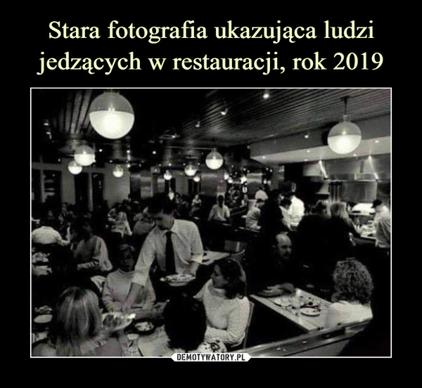 Stara fotografia ukazująca ludzi jedzących w restauracji, rok 2019