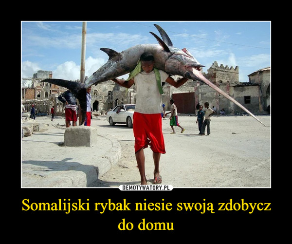 Somalijski rybak niesie swoją zdobycz do domu –  