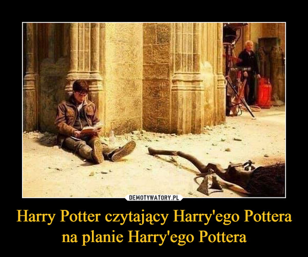 Harry Potter czytający Harry'ego Pottera na planie Harry'ego Pottera –  