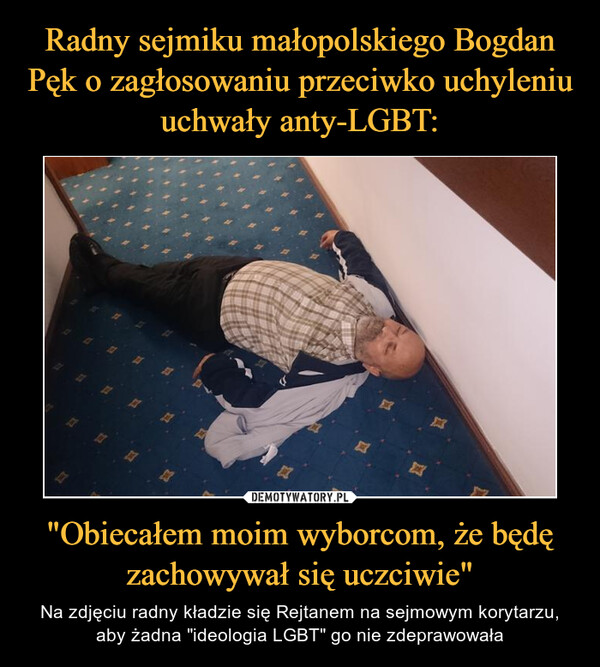 "Obiecałem moim wyborcom, że będę zachowywał się uczciwie" – Na zdjęciu radny kładzie się Rejtanem na sejmowym korytarzu, aby żadna "ideologia LGBT" go nie zdeprawowała 