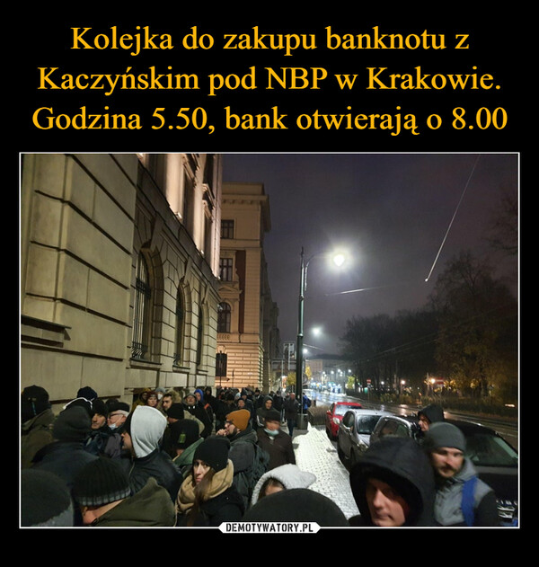 Kolejka do zakupu banknotu z Kaczyńskim pod NBP w Krakowie. Godzina 5.50, bank otwierają o 8.00