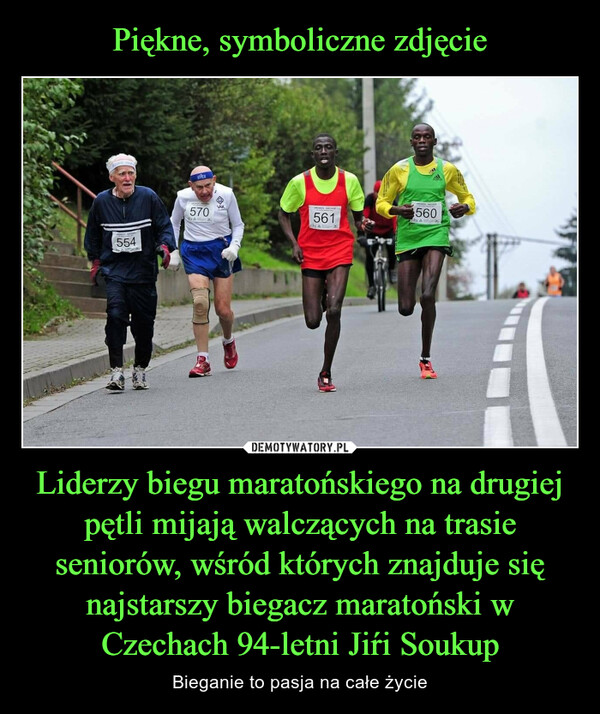 Piękne, symboliczne zdjęcie Liderzy biegu maratońskiego na drugiej pętli mijają walczących na trasie seniorów, wśród których znajduje się najstarszy biegacz maratoński w Czechach 94-letni Jiŕi Soukup