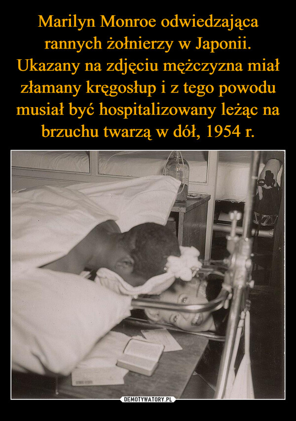 Marilyn Monroe odwiedzająca rannych żołnierzy w Japonii. Ukazany na zdjęciu mężczyzna miał złamany kręgosłup i z tego powodu musiał być hospitalizowany leżąc na brzuchu twarzą w dół, 1954 r.