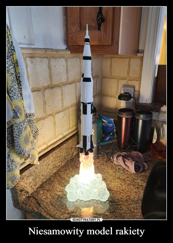 Niesamowity model rakiety –  