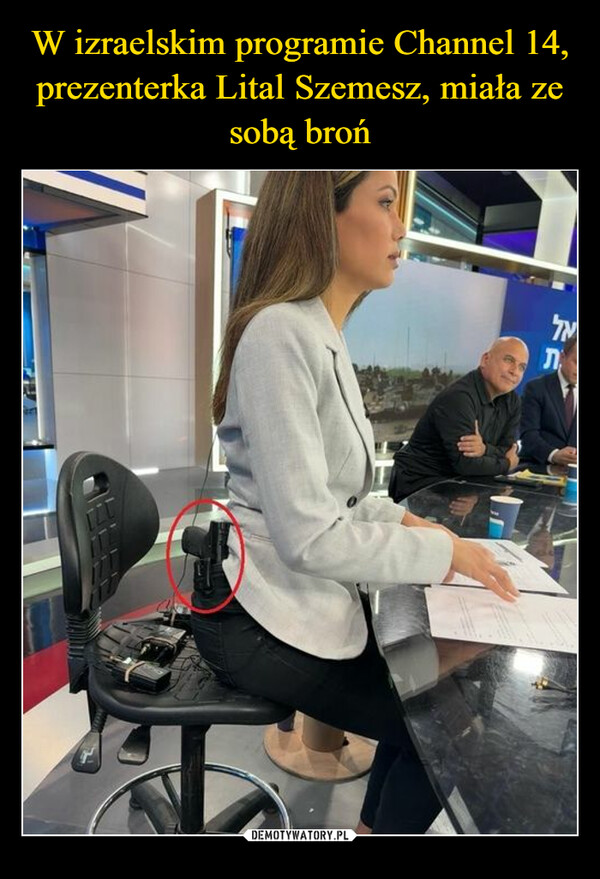 W izraelskim programie Channel 14, prezenterka Lital Szemesz, miała ze sobą broń